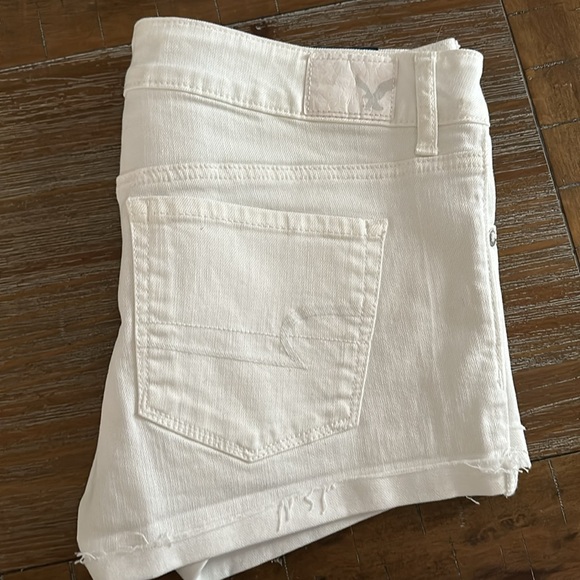 Never worn white size 6 American Eagle white shorts - Picture 3 of 5